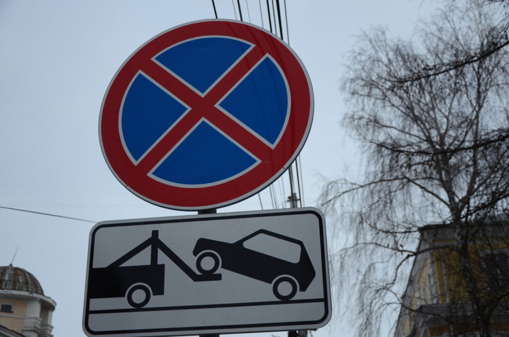 В Азове запретят парковаться у ГДК ночью