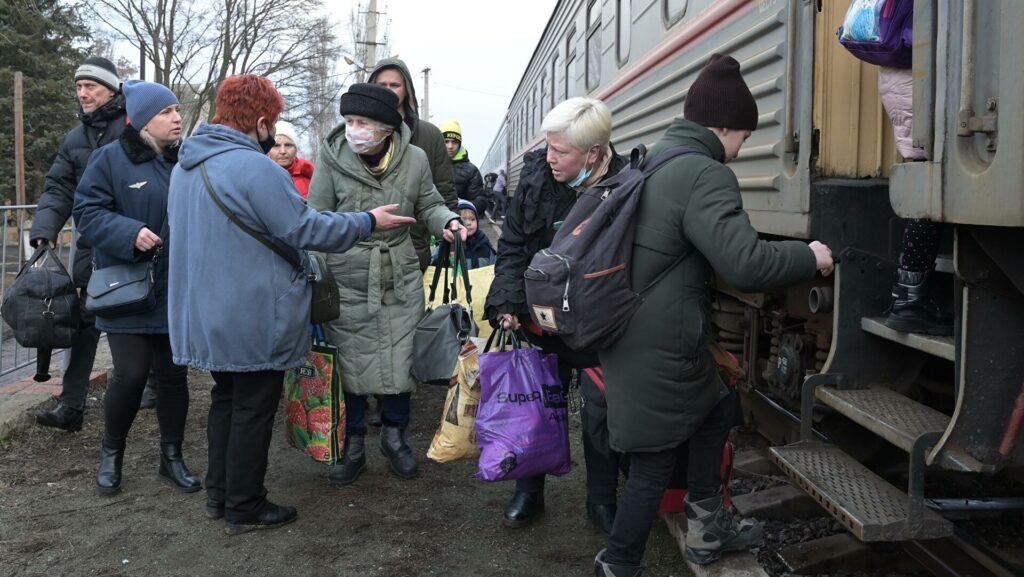 За сутки в Ростовскую область эвакуировались 8 тысяч человек