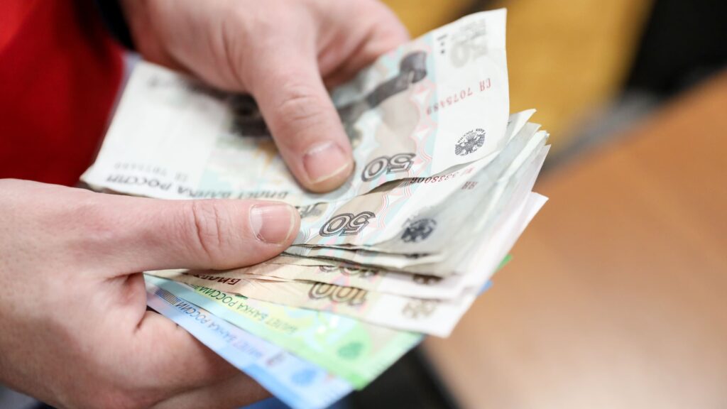 Более 50 миллионов рублей выделит областной бюджет на помощь малоимущим дончанам в феврале￼