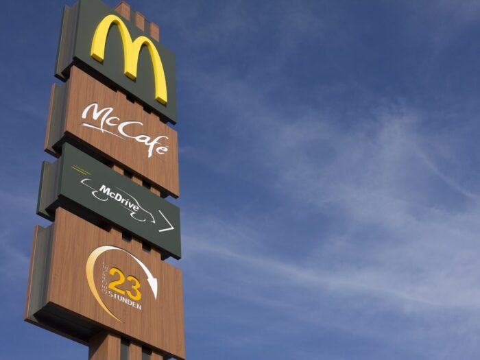 Сеть “Макдоналдс” объявила об уходе из России и продаже бизнеса