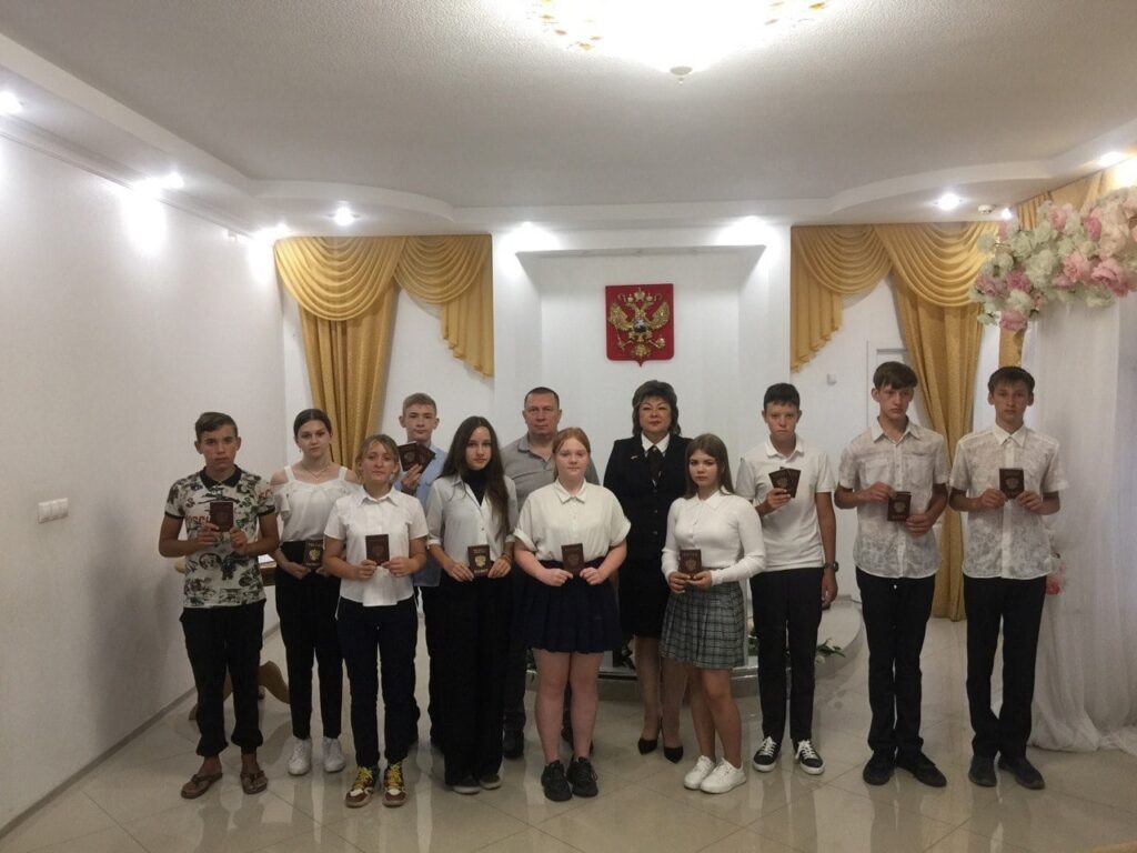 20 ребят из Азовского района получили паспорта