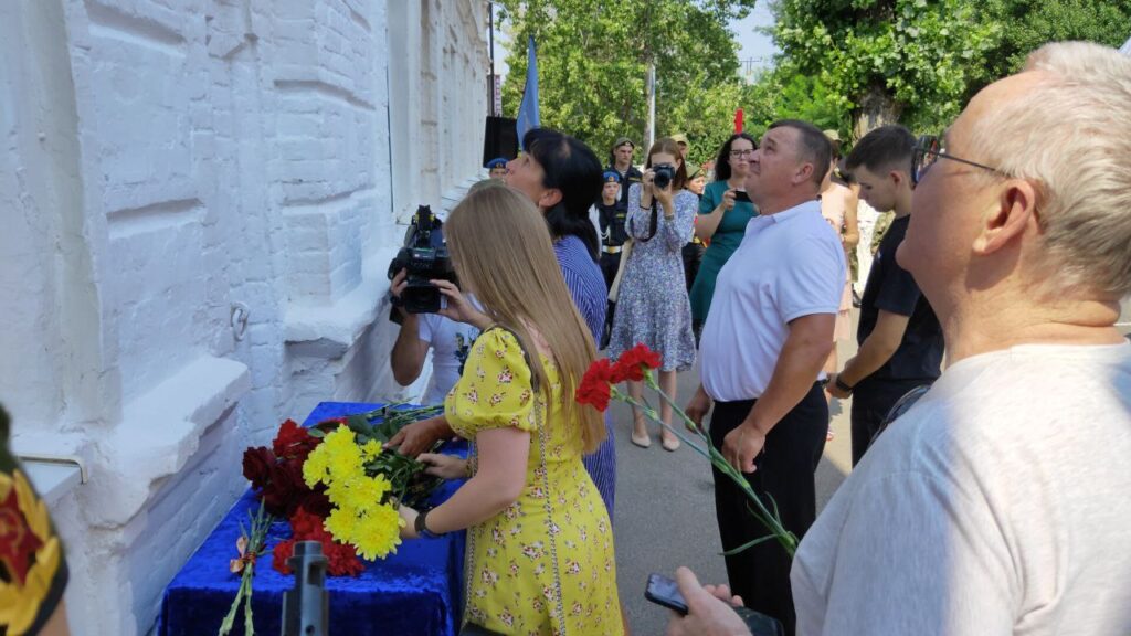 В Азове открыли мемориальную доску в память о погибшем земляке
