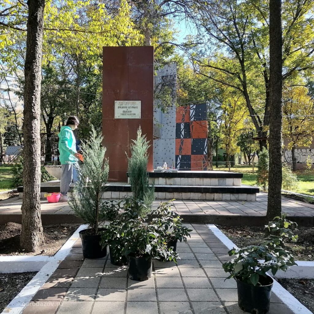 В городском парке благоустроили территорию вокруг памятника А. Штанько
