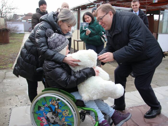 Александр Ищенко поздравил с наступающим праздником семьи в Азовском районе