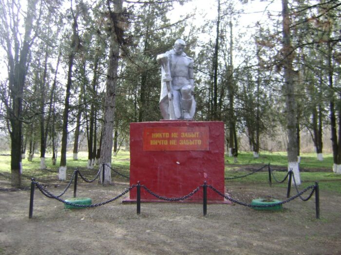 Жители п.Новополтавский восстановят памятник героям ВОВ