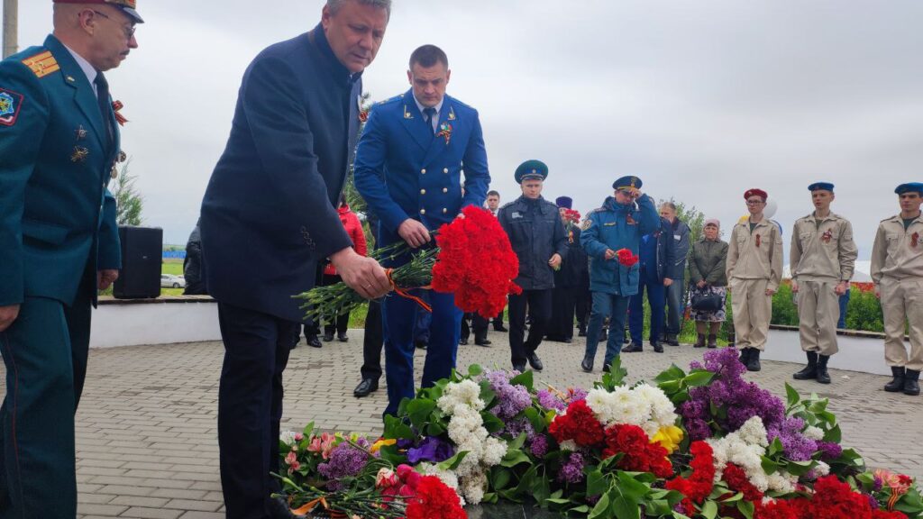 Возложение цветов и гирлянды Славы к памятнику погибшим летчикам