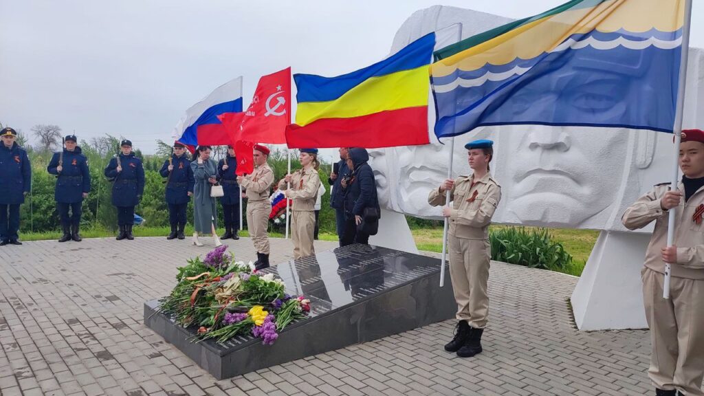 Возложение цветов и гирлянды Славы к памятнику погибшим летчикам