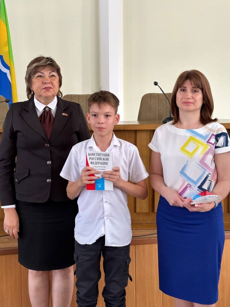 Церемония вручения паспортов юным гражданам России
