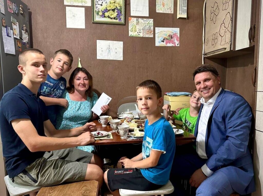 Владимир Влазнев организовал летний отдых детям бойца СВО
