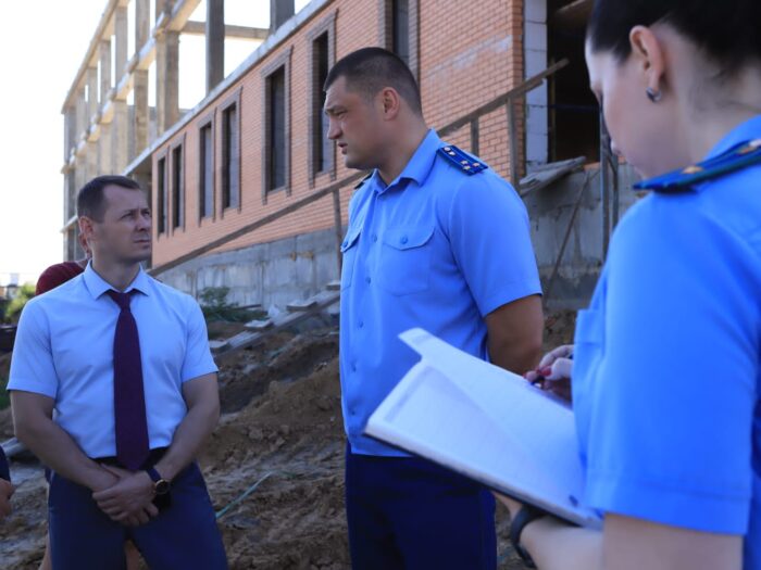 Азовский межрайонный прокурор проинспектировал строительство школы