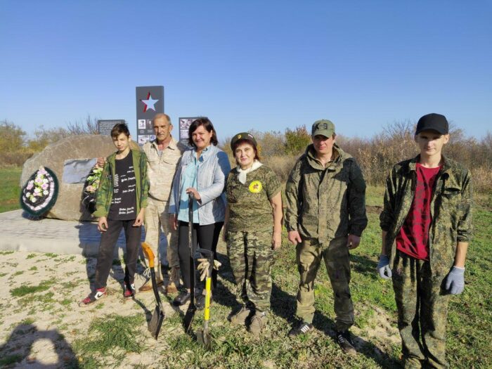 У памятного знака Морякам-артиллеристам в Азовском районе высадили деревья