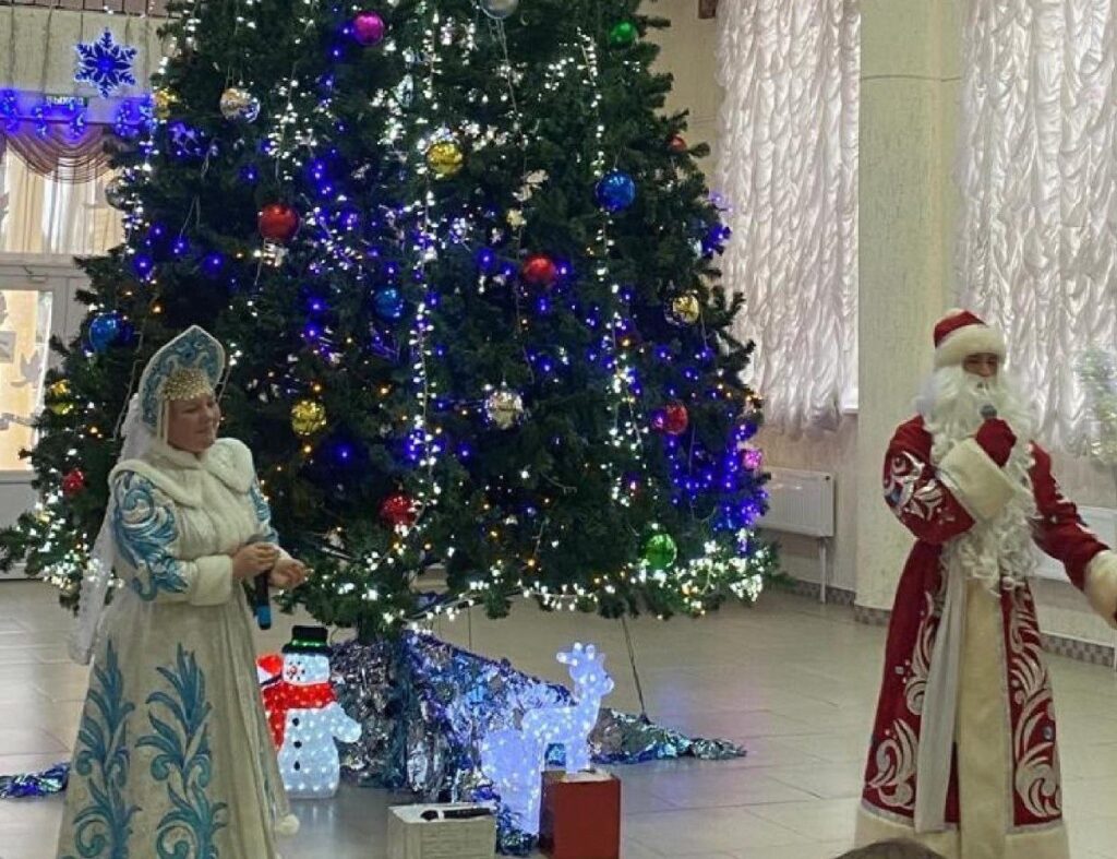 В Азовском районе начали подготовку к новогодним 