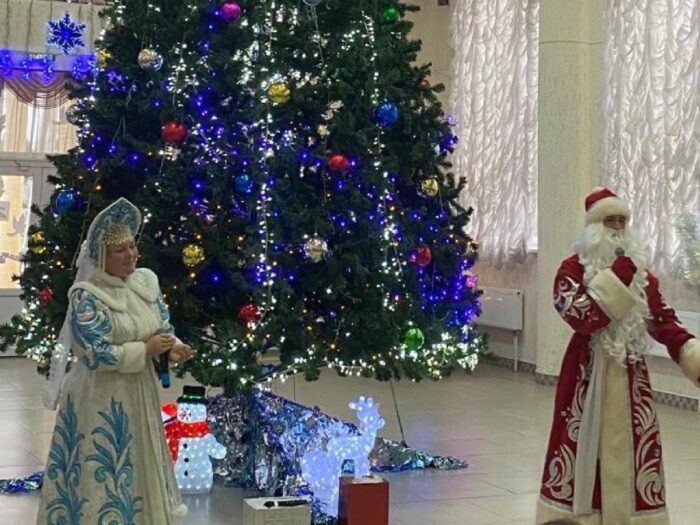 В Азовском районе начали подготовку к новогодним 