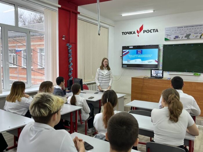 Школьники Азовского района обсуждали принципы молодежной политики