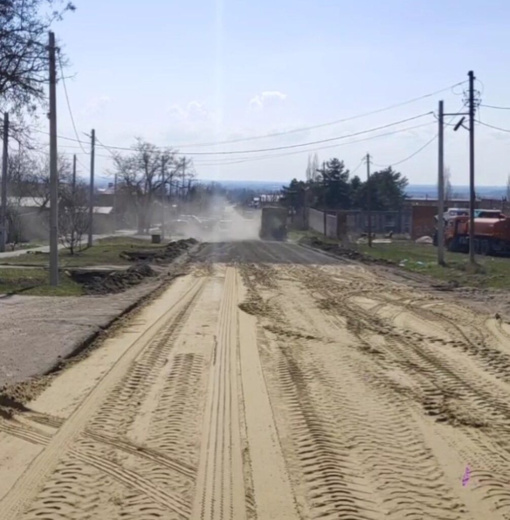 В Азовском районе ремонтируют дорогу к х.Зеленый