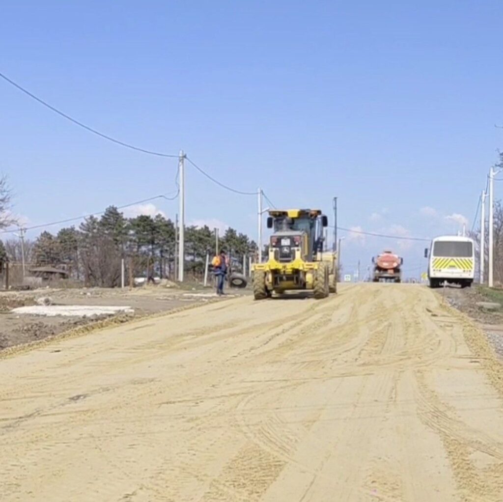 В Азовском районе ремонтируют дорогу к х.Зеленый